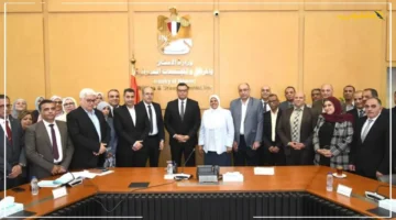 على طاولة النقاش ملفات الإسكان بكل المحافظات.. وزير الإسكان يعقد اجتماعًا موسعًا مع مسؤولين من مديريات الإسكان 1